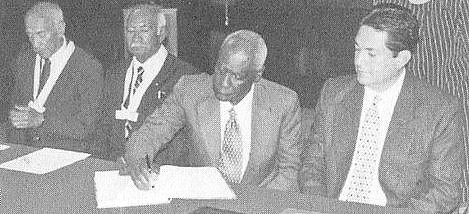 Alfonso Cruz MuÃ±oz (+), nataciÃ³n; Mateo Flores y Roy Fearon y Fearon, atletismo y Eddy Mnera, Ministro de Cultura y Deportes (Foto de archivo, 21 de junio de 1999)