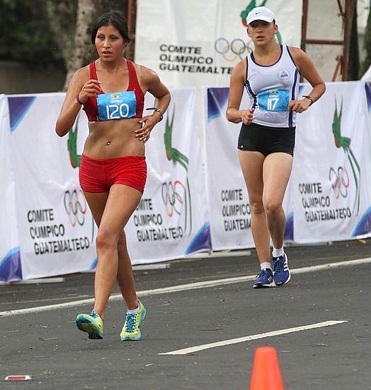 Kimberly García León (120), Perú, oro en 20 km con 1h 35:01; al fondo,  Glenda Ubeda Blandón (117), Nicaragua (Foto: COGuatemalteco).