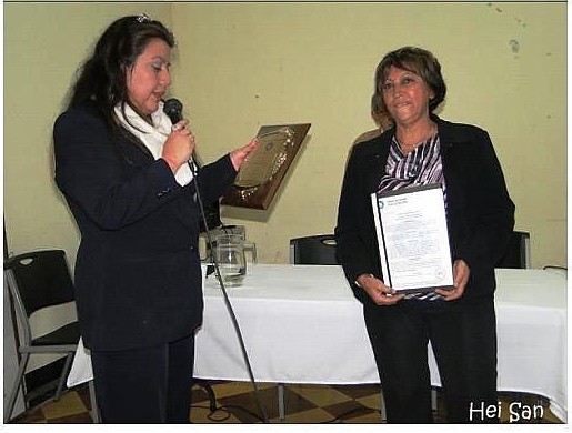 Ileana Alamilla, derecha, en el momento que Lucía Dubón lee lo escrito en la plaqueta que le fue entregada durante la ceremonia de reconocimiento especia concedido por el Consejo Directvo del IPSP (Foto, por Heydi Sandval. 29/06/2013)