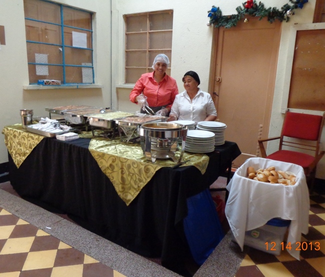 Geydi de León, izquierda y Carmen Palacios, del personal de Banquetes Jireh (jtp),