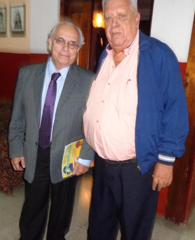 Tras cumplir con depositar sus votos, a la izquierda, Mario Antonio Sandoval Samayoa, presidente de la APG en 1986 y  1990 y José Miguel Álvarez Cruz, presidente 2013 (Foto, por Julio Trejo PIneda)..