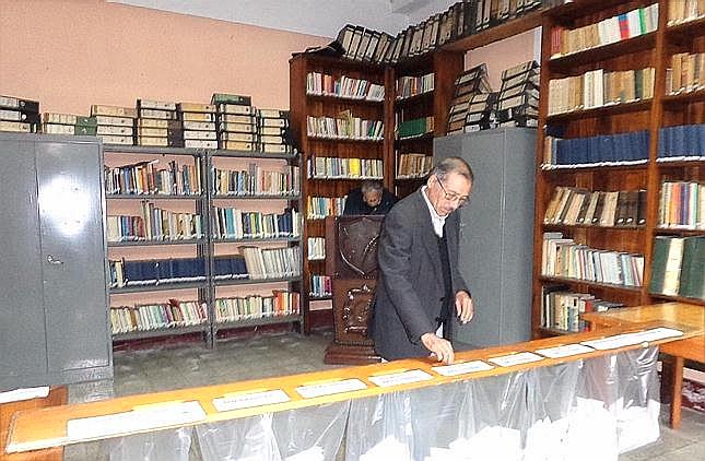 El área de la biblioteca Francisco Méndez, domde se observa a Victoriano .Díaz, apegista 363, drepositar su voto  el pasado 10 de diciembre (jtp).