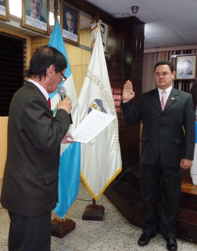 Érick Álvarez Penados presta el jurameno como presidente de la ACD, eueido po Hugo RlandoLópez, presidente de la APG  (Foto, por Ju,lio Trejo Pineda 31/01/*2014).