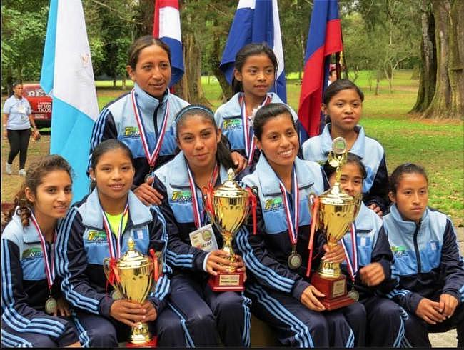 Las nueve seleccionadas de Guatemala, en campo traviesa, en San José, Costa Rica (Foto, atletismocadica- 08/02/2014).