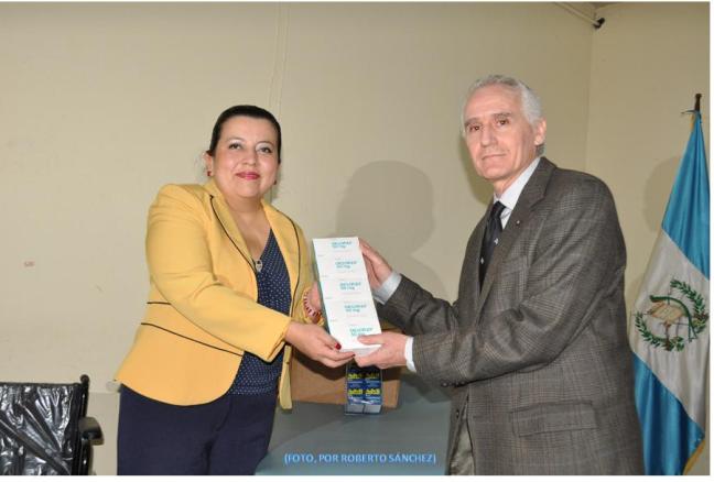 Enrique Hegel, director de la Soberana Orden de Malta en Guatemala, entrega lote de medicamentos a Lucía DuBón, presidenta del Consejo Diretivo del IPSP. (Foto, por Roberto Sánchez -07/03/2014) (IPSP).