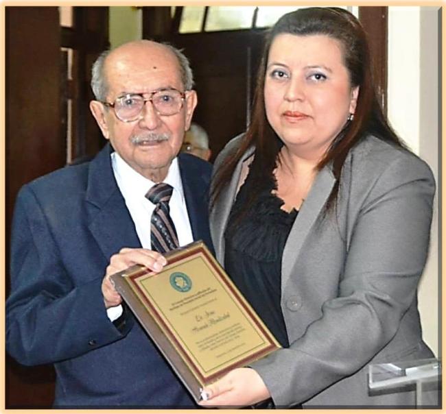 Jsús Alvarado Mendizábal-homenaje-plaqueta -entrega Lucía Dubó- IPSPnv