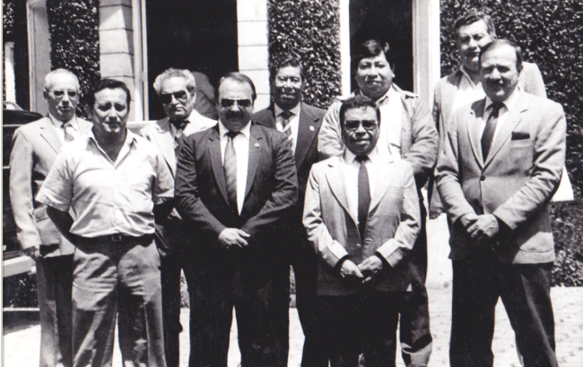 Mario Váquez Raña con directivos  y afiliados de la ACD -1984 .