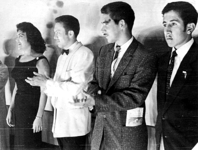 Desde la izquierda, Samara de Córdova, César García Cáceres, Roberto Paz Loreto y  Julio Trejo Pineda, en el escenario del recordado cine Capítol, año de 1957 (Archivo personal de jtp.)