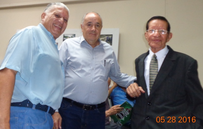 Figueroa Vaiiente -derecha- con los periodistas Rafael Mejía, centro, y Raúl Meoño Rodríguez (Foto, por Julio Trejo Pineda) 